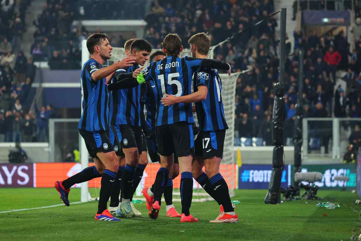 calciatori dell'Atalanta abbracciati