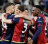 i giocatori del Bologna si abbracciano dopo un gol