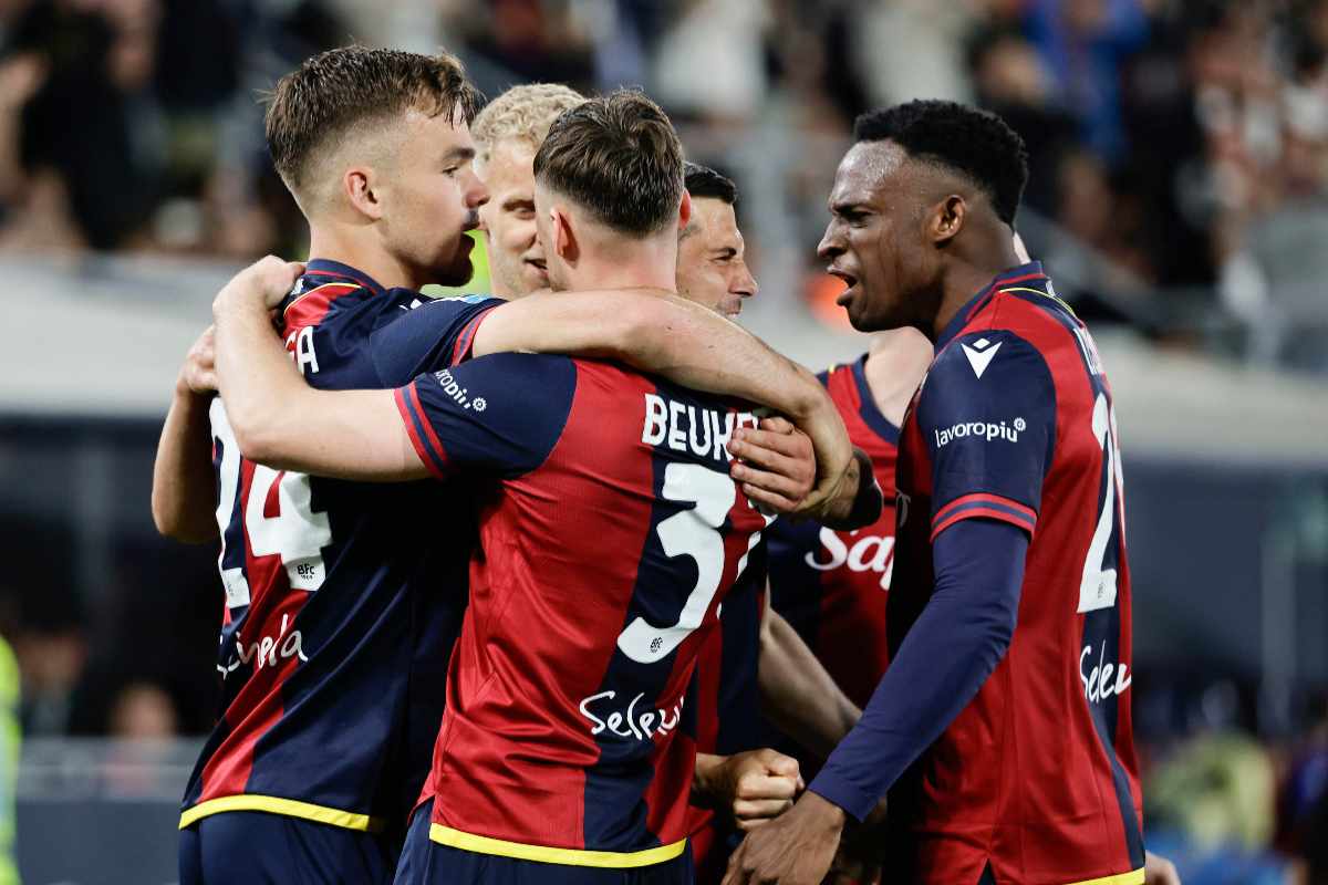i giocatori del Bologna si abbracciano dopo un gol
