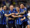 i calciatori dell'Inter esultano dopo un gol