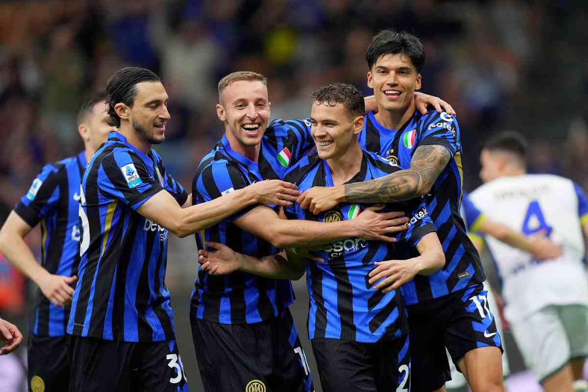 i calciatori dell'Inter esultano dopo un gol