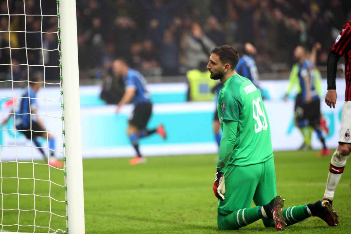 Donnarumma sconsolato dopo un gol subito dall'Inter