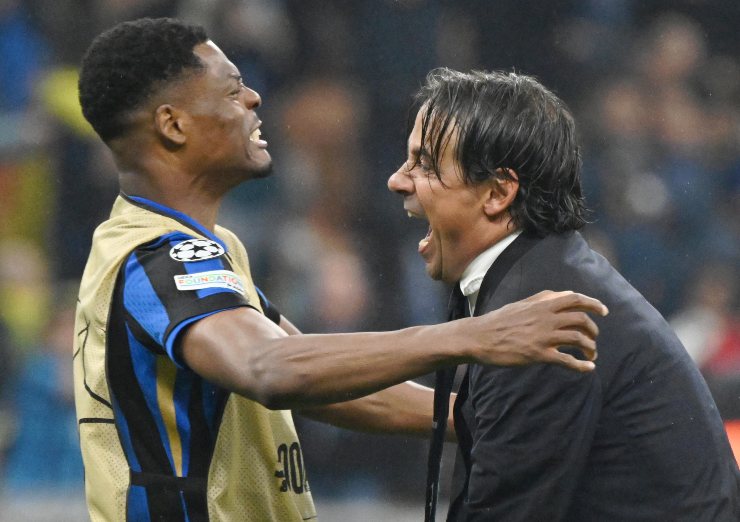 Dumfries esulta con Inzaghi al termine di Inter-Barcellona