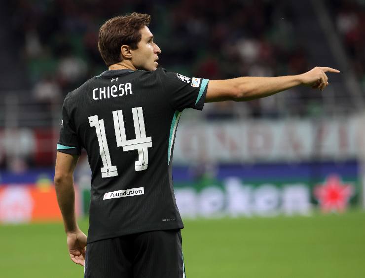 Federico Chiesa girato di spalla con la maglia del Liverpool