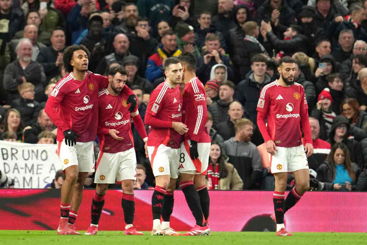 Bruno Fernandes esulta con i compagni del Manchester United