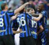 i calciatori dell'Inter si abbracciano dopo un gol