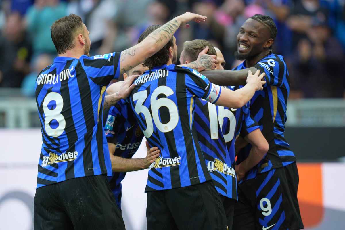 i calciatori dell'Inter si abbracciano dopo un gol