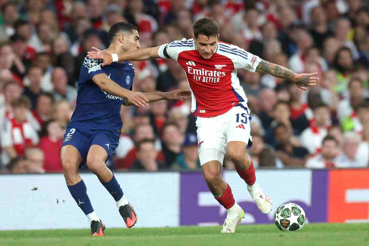 Kiwior contrastato da Hakimi in Arsenal-PSG