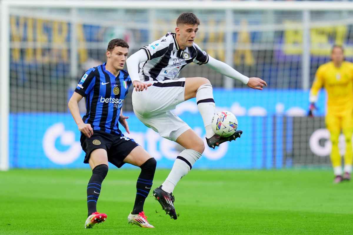 Lorenzo Lucca marcato da Pavard in Inter-Udinese