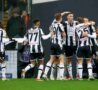 Lorenzo Lucca esulta con i compagni dell'Udinese