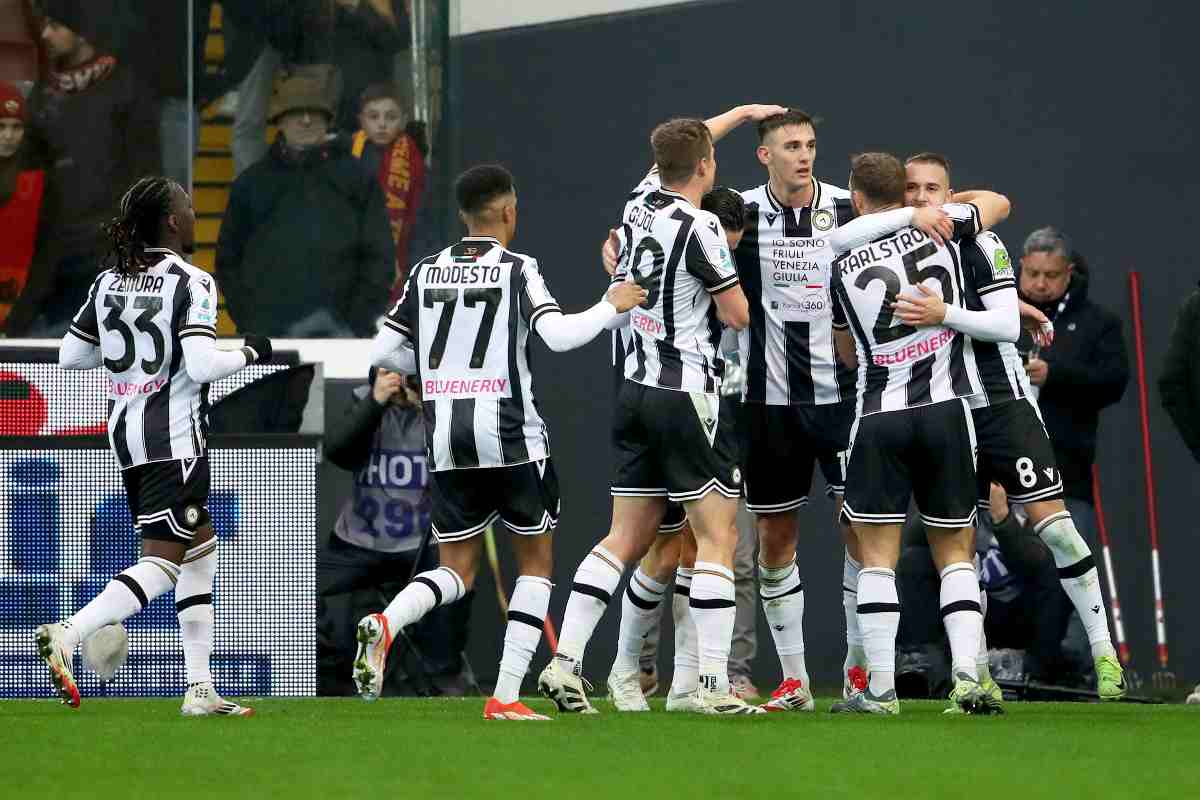 Lorenzo Lucca esulta con i compagni dell'Udinese