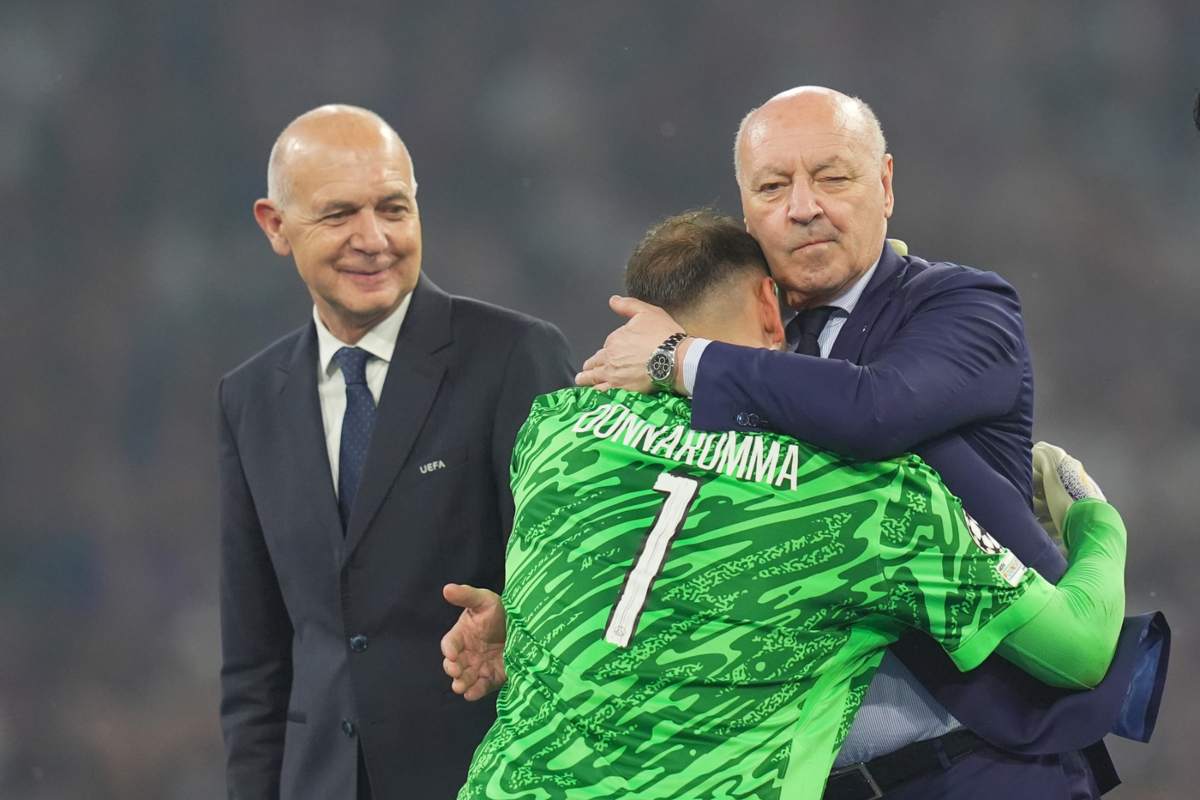 Marotta abbraccia Donnarumma alla premiazione Champions