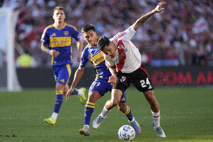 Milton Delgado contrasta un avversario del River Plate