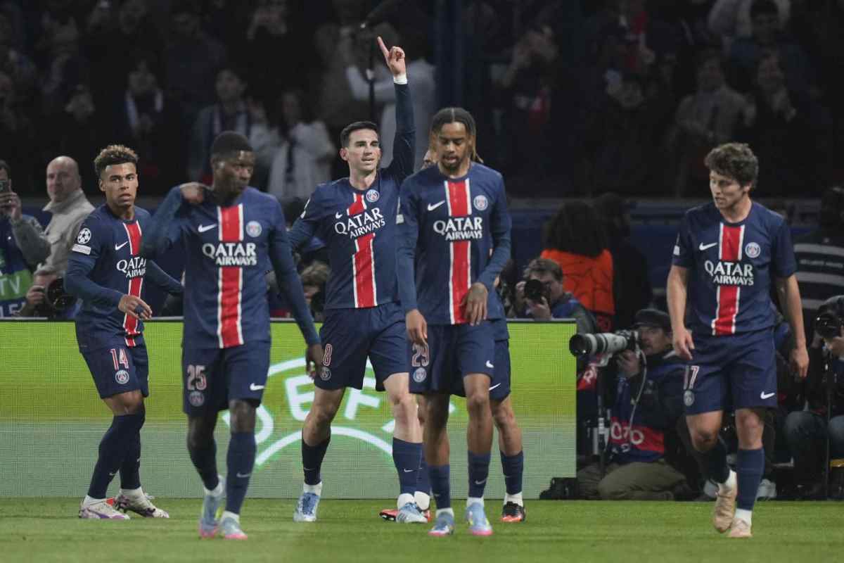 I giocatori del PSG esultano dopo il gol di Fabian Ruiz
