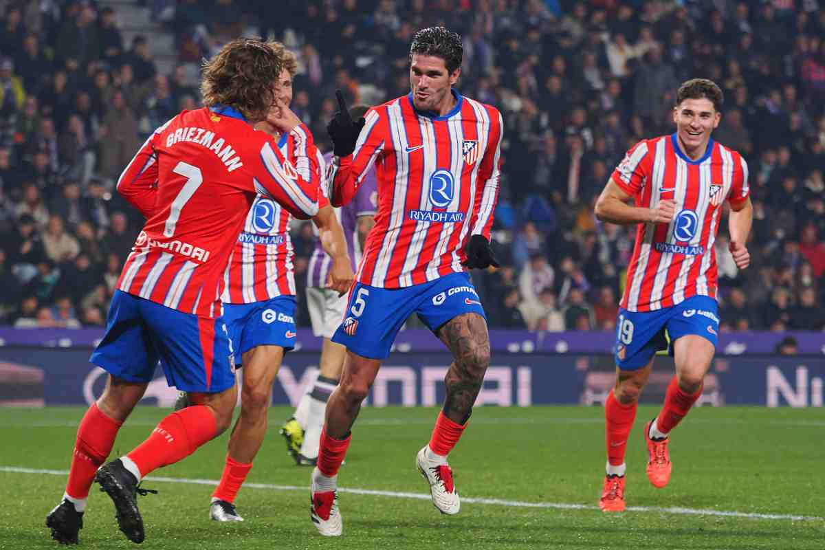 Rodrigo de Paul esulta con i compagni dell'Atletico Madrid