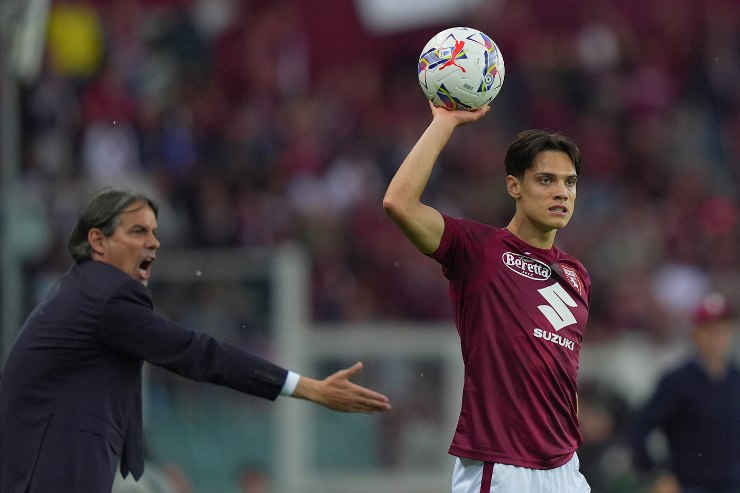 Samuele Ricci con Inzaghi alle sue spalle