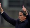 Simone Inzaghi fa un cenno di assenso con i pollici alzati