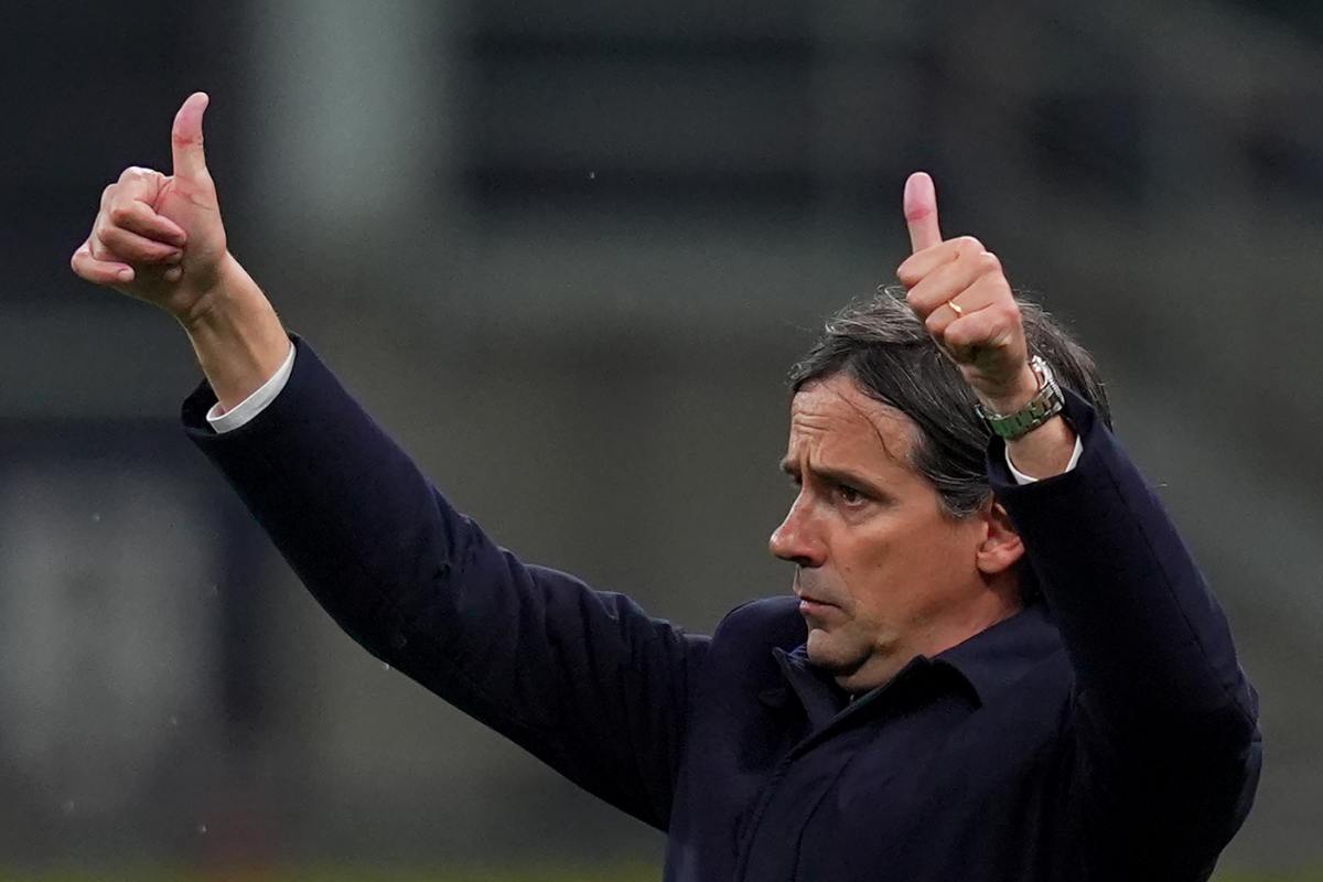 Simone Inzaghi fa un cenno di assenso con i pollici alzati