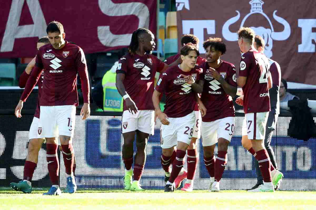 i giocatori del Torino esultano dopo un gol
