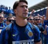 Dusan Vlahovic in mezzo ai tifosi dell'Inter: foto AI