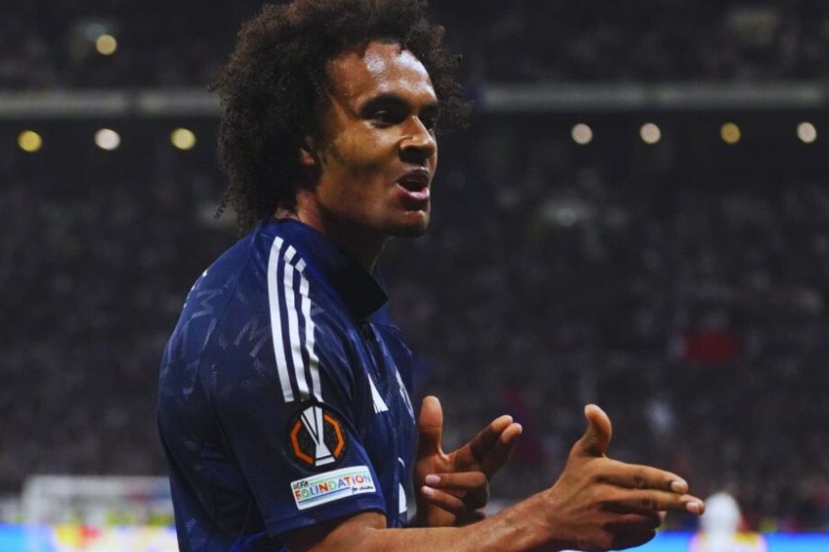 Zirkzee esulta dopo un gol col Manchester United