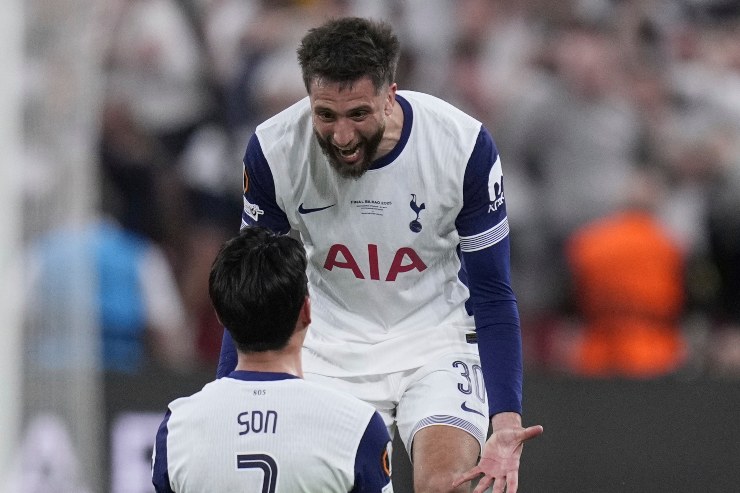 La gioia di Rodrigo Bentancur dopo aver vinto l'Europa League