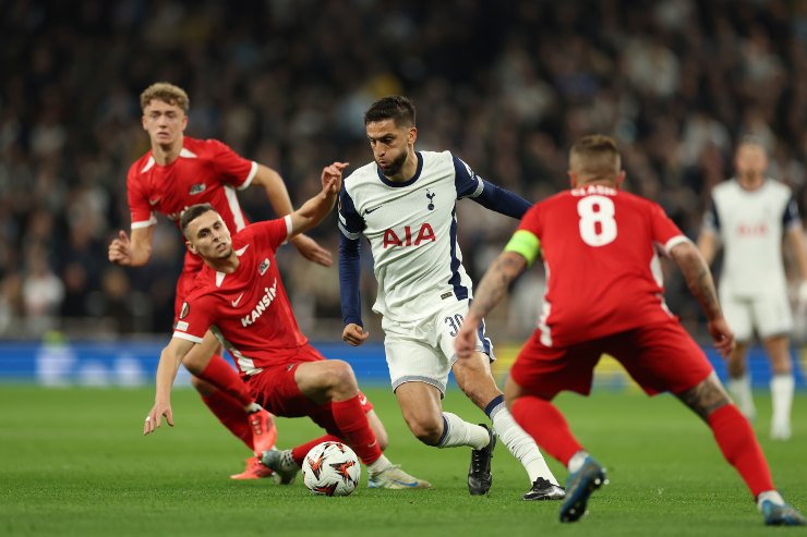 Rodrigo Bentancur in azione con la maglia del Tottenham