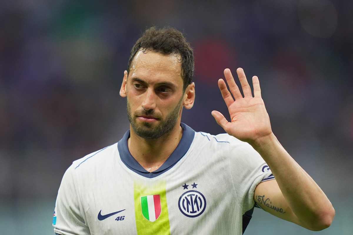Calhanoglu saluta il pubblico