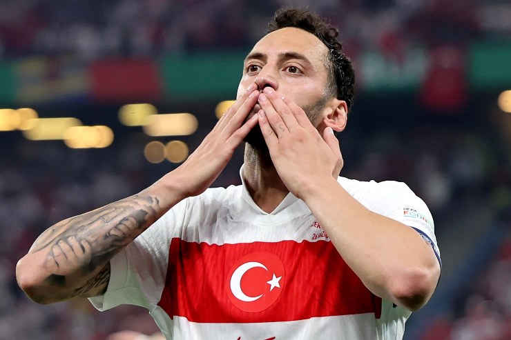 L'esultanza di Hakan Calhanoglu dopo il gol con la Turchia