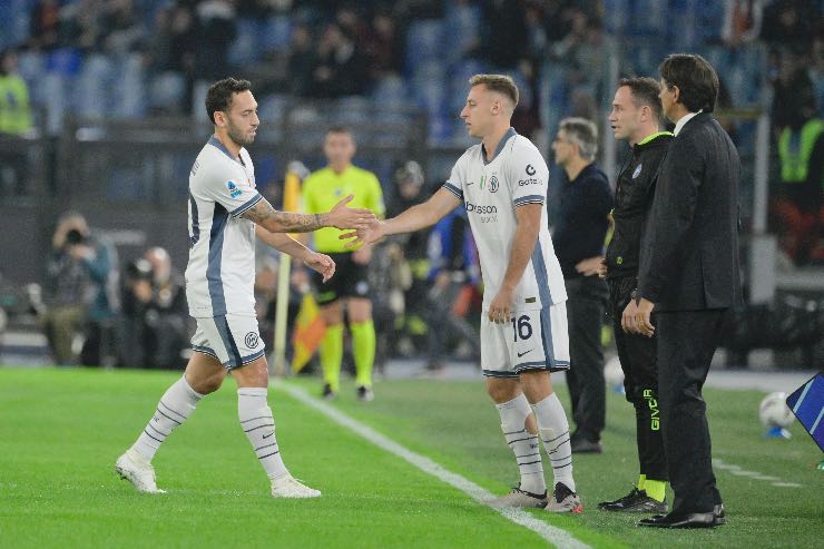 Calhanoglu e Frattesi a bordocampo