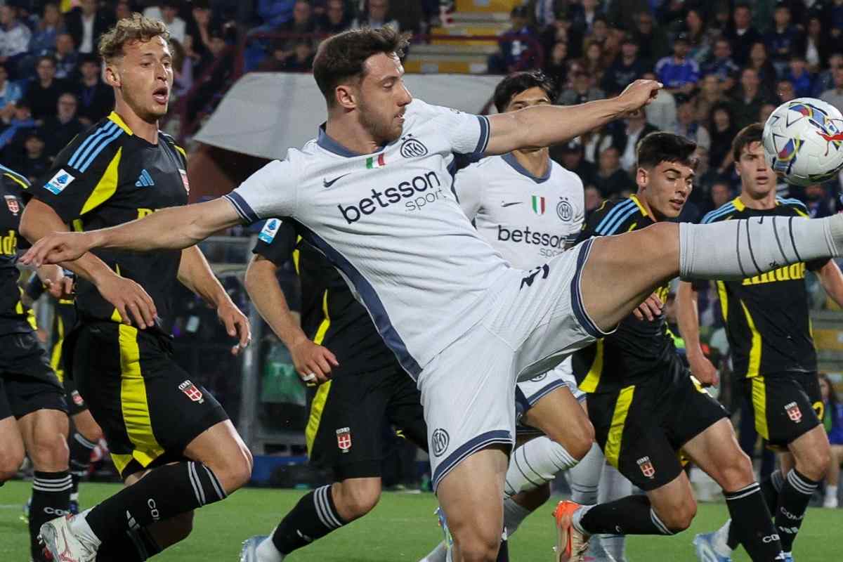 Carlos Augusto in azione con l'Inter