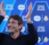 L'esultanza di Conte premiato come tecnico dell'anno