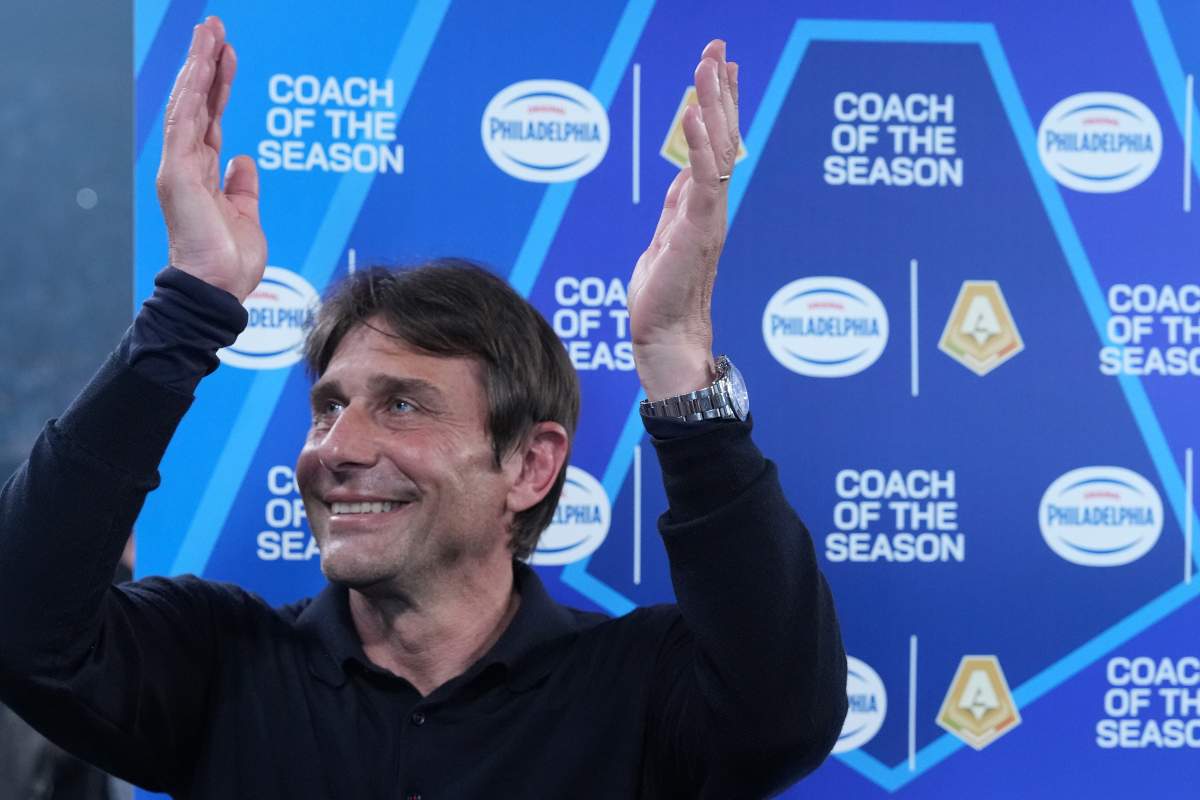 L'esultanza di Conte premiato come tecnico dell'anno