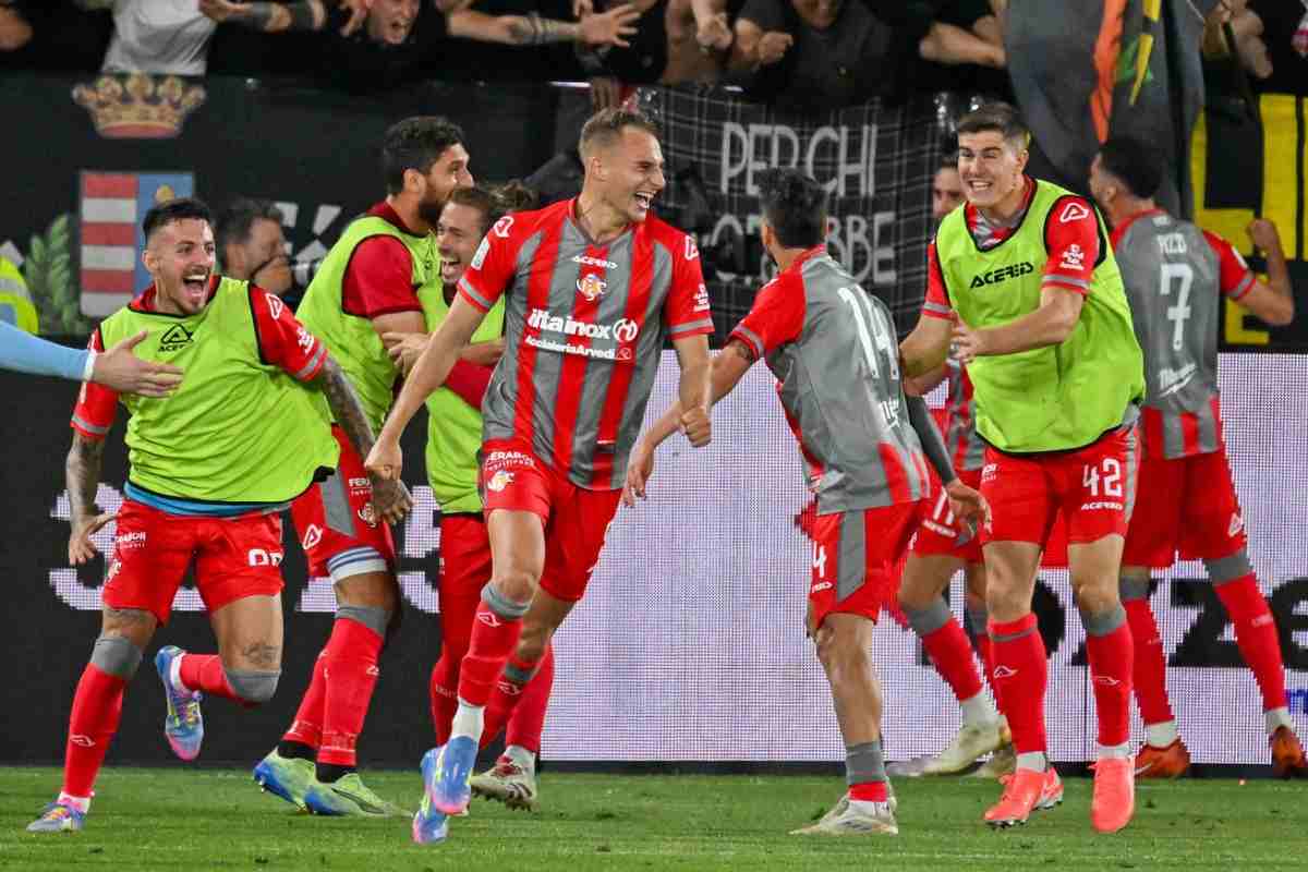 L'esultanza della Cremonese nel match con lo Spezia