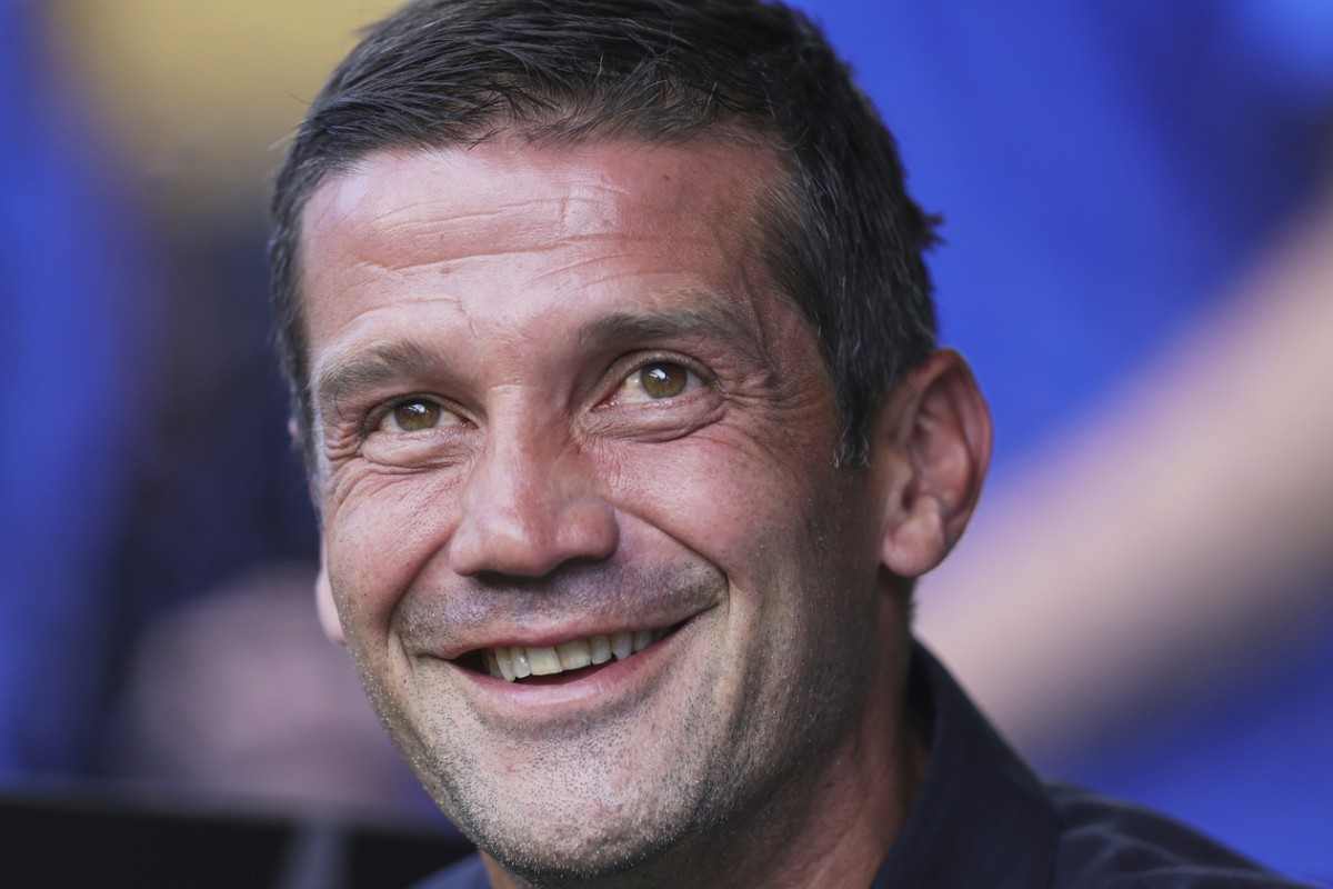 Cristian Chivu sorride in panchina