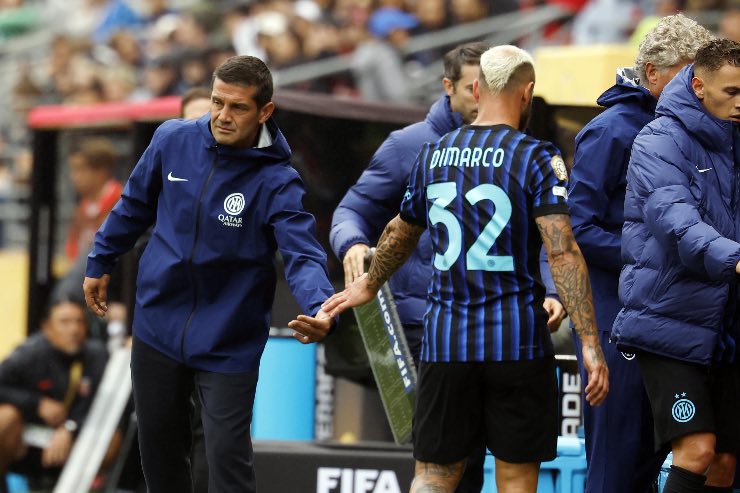 Chivu da il cinque a Dimarco