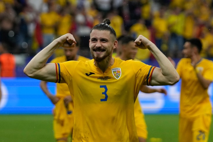 Radu Dragusin esulta con la maglia della Romania
