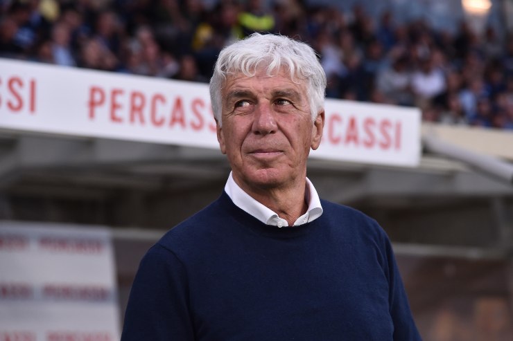 Gian Piero Gasperini guarda le tribune
