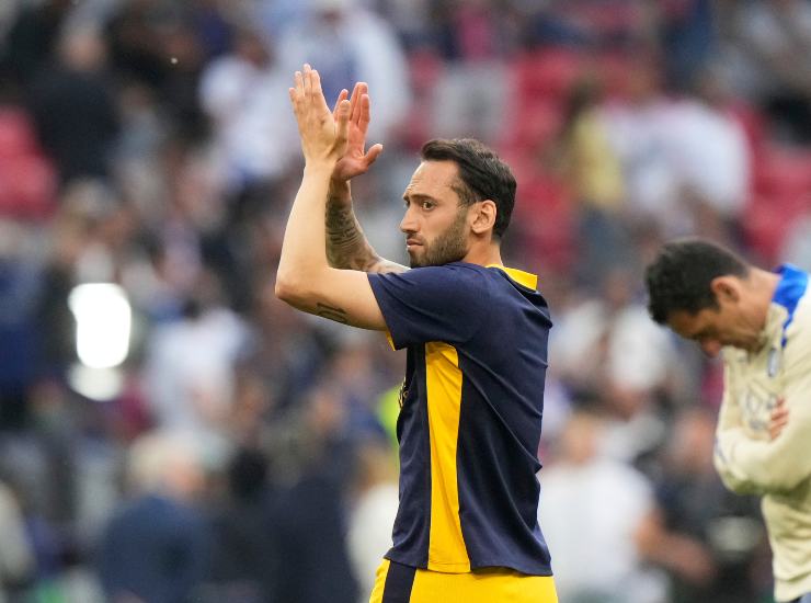 Calhanoglu saluta il pubblico