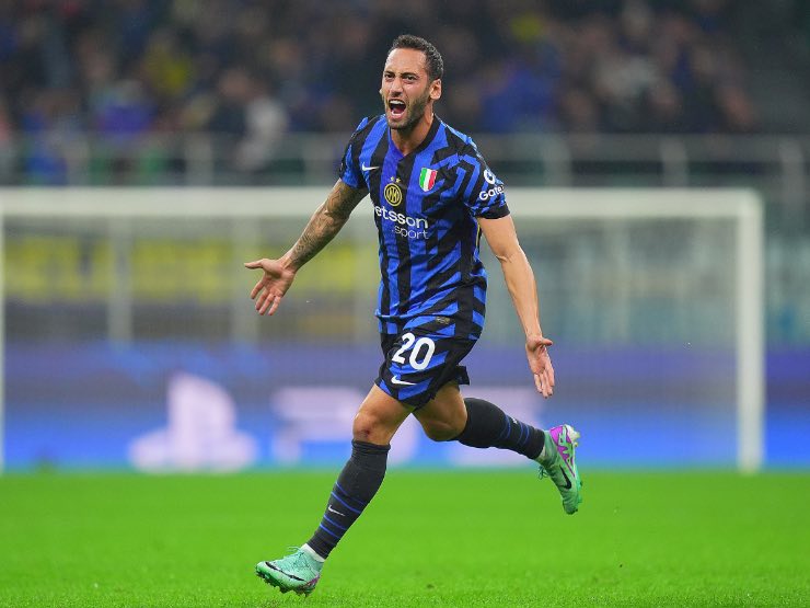 Hakan Calhanoglu esulta dopo un gol