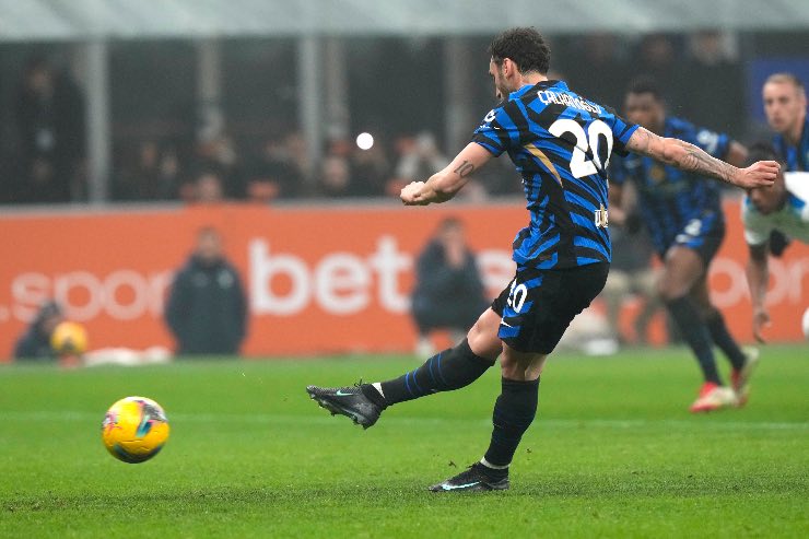 calhanoglu batte un rigore