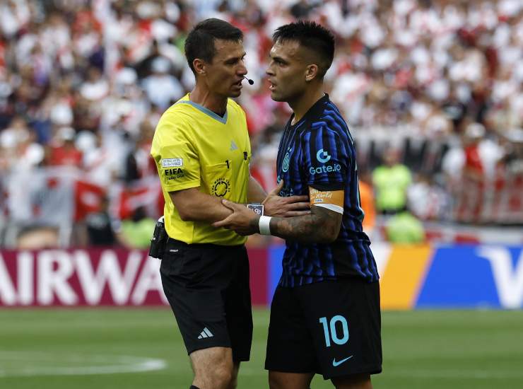 Lautaro parla con l'arbitro