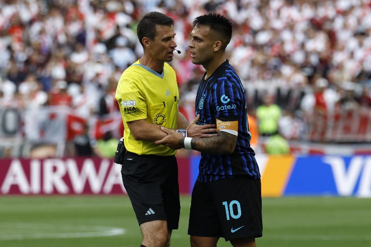 Lautaro Martinez parla con l'arbitro