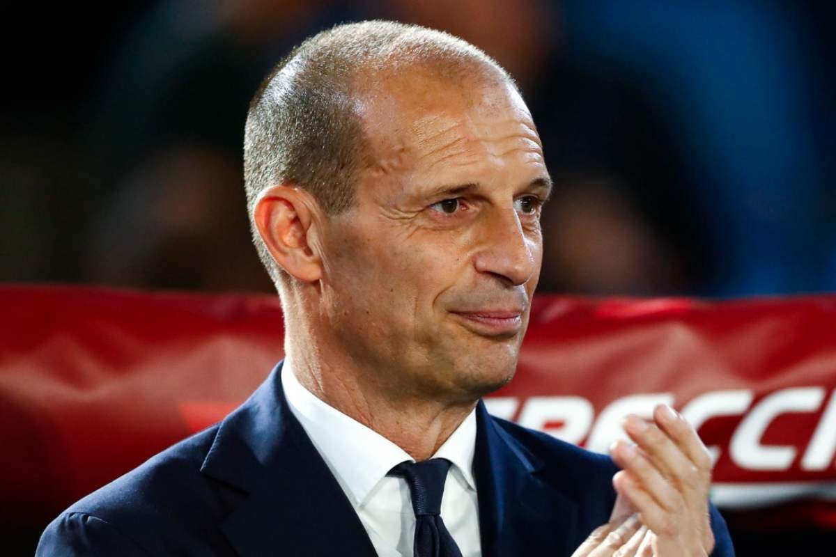 Massimiliano Allegri applaude dalla panchina