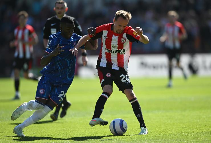 Mikkel Damsgaard in azione col Brentford