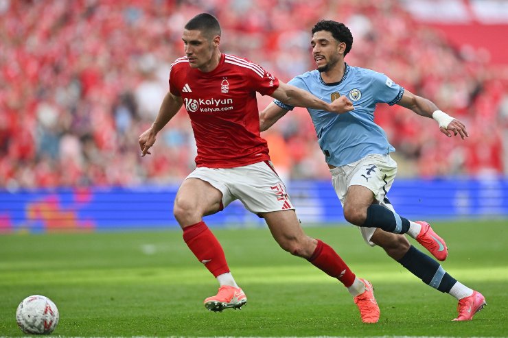 Nikola Milenkovic con la maglia del Nottingham Forest
