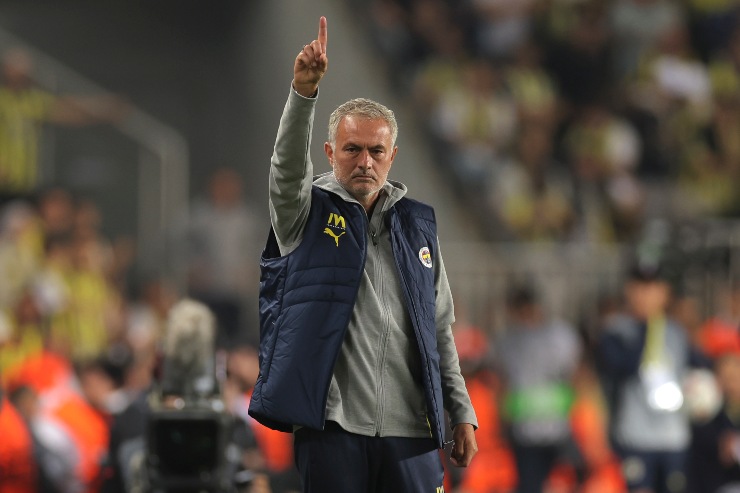 José Mourinho sulla panchina del Fenerbahce