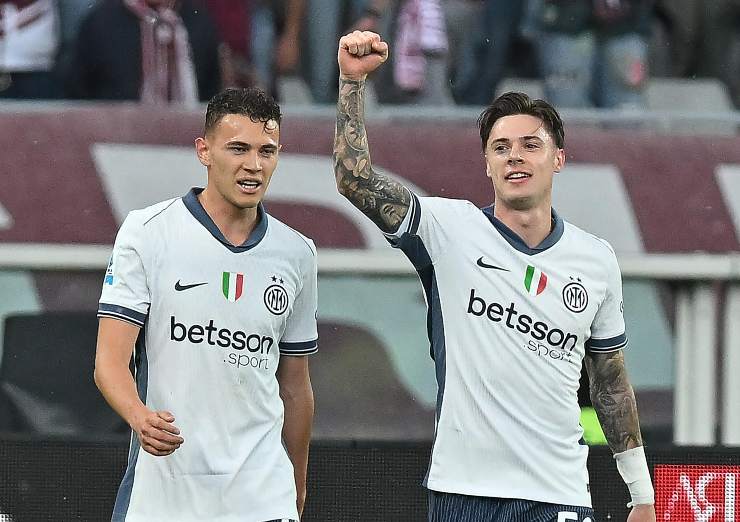 Nicola Zalewski esulta con Asllani a Torino