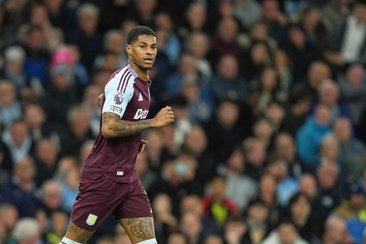 Marcus Rashford in azione con la maglia dell'Aston Villa