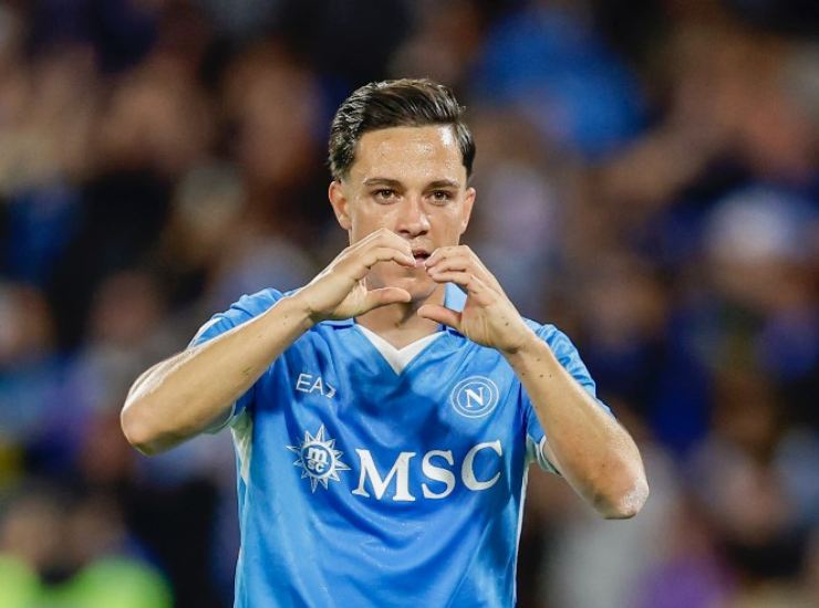Raspadori esulta dopo un gol